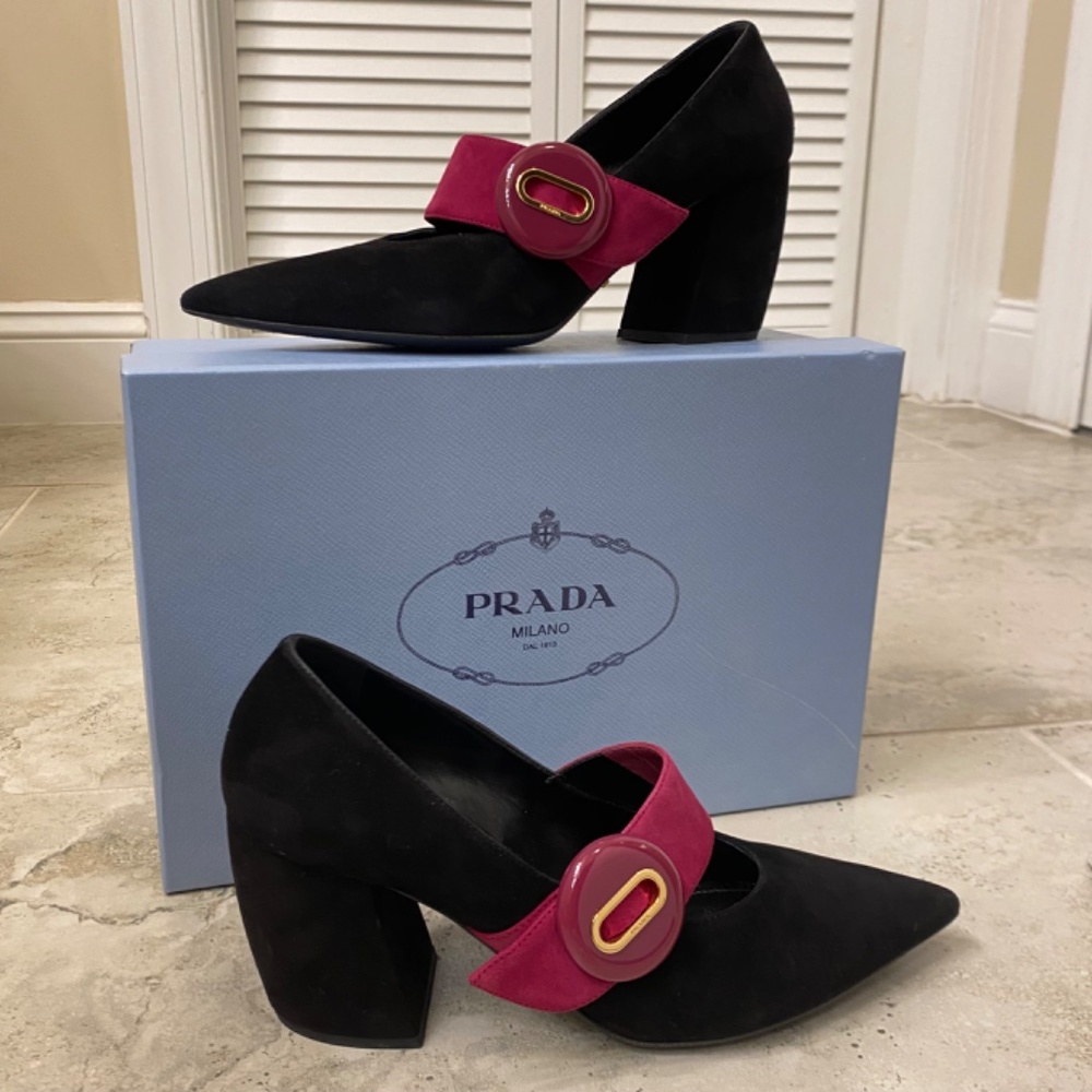 Gorgeous! PRADA Suede Button Pumps🌺